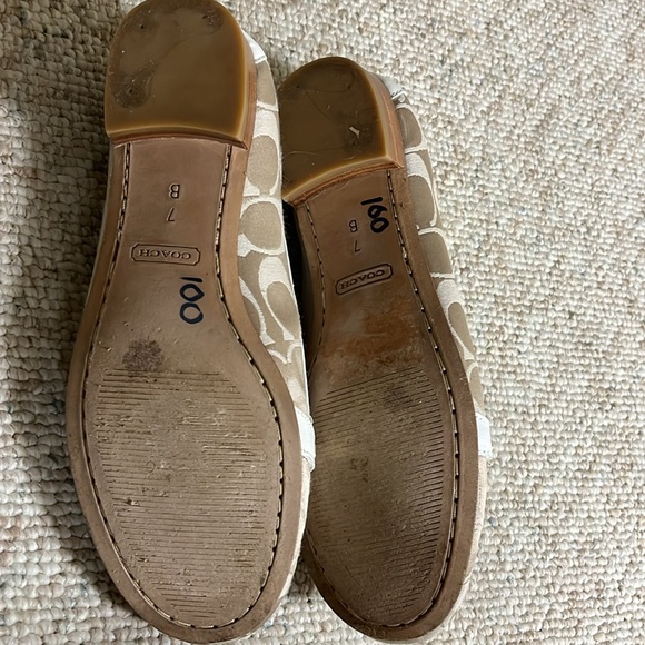 Coach size 7 Gold White Logo Ella Shoes Loafers Preppy Chain Buckle - Picture 7 of 7
